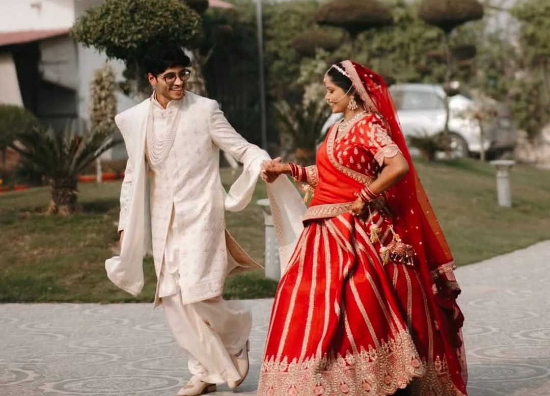 A canvas of love painted in white.🤍🤍Wedding planner- @the_weddingsahaVenue- @PrivatefarmnoidaW (3)